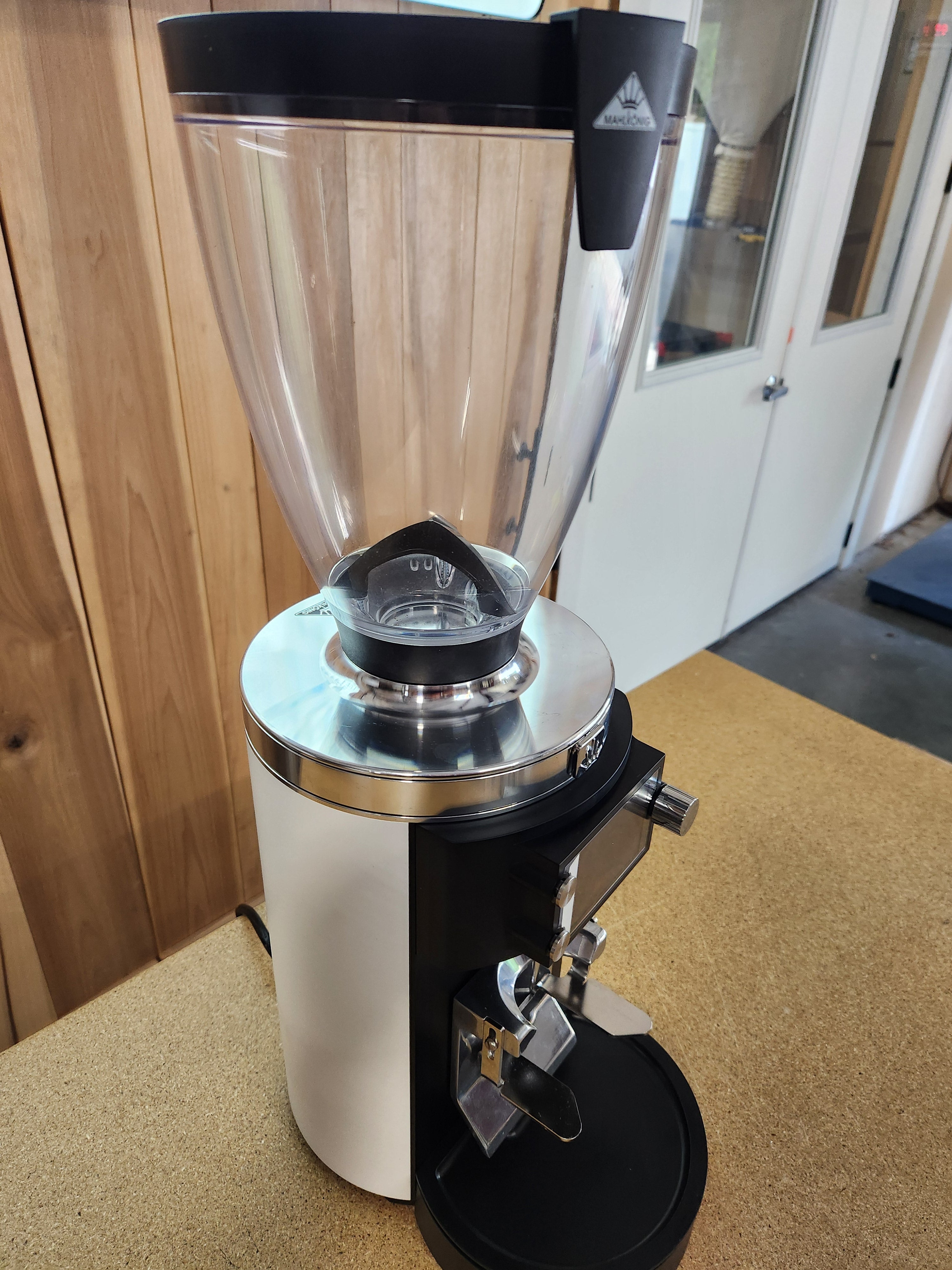 Mahlkonig E65W GbS Grind-by-Sync Espresso Grinder in White DEMO 947327